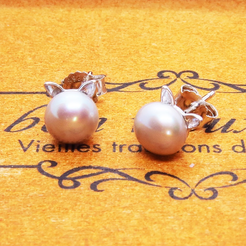 シルバー925 シンプルにさり気なく大人可愛いシルバーグレーの猫耳パールピアス 淡水パール
