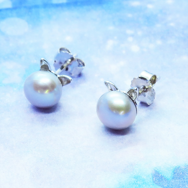 シルバー925 シンプルにさり気なく大人可愛いシルバーグレーの猫耳パールピアス 淡水パール