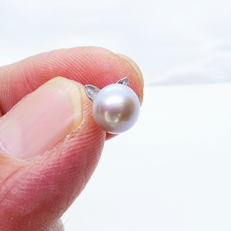 シルバー925 シンプルにさり気なく大人可愛いシルバーグレーの猫耳パールピアス 淡水パール