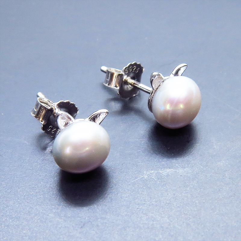 シルバー925 シンプルにさり気なく大人可愛いシルバーグレーの猫耳パールピアス 淡水パール