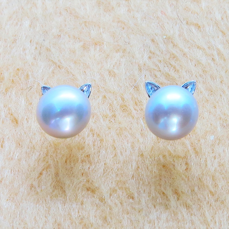 シルバー925 シンプルにさり気なく大人可愛いシルバーグレーの猫耳パールピアス 淡水パール