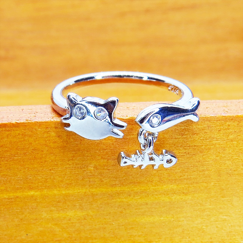 シルバー925 猫フェイスとお魚を組み合わせた大人可愛いリング オープンリング キュービックジルコニア 魚の骨 揺れる フリーサイズ