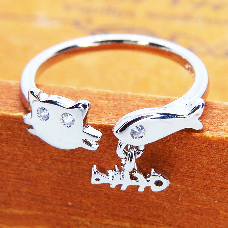 シルバー925 猫フェイスとお魚を組み合わせた大人可愛いリング オープンリング キュービックジルコニア 魚の骨 揺れる フリーサイズ