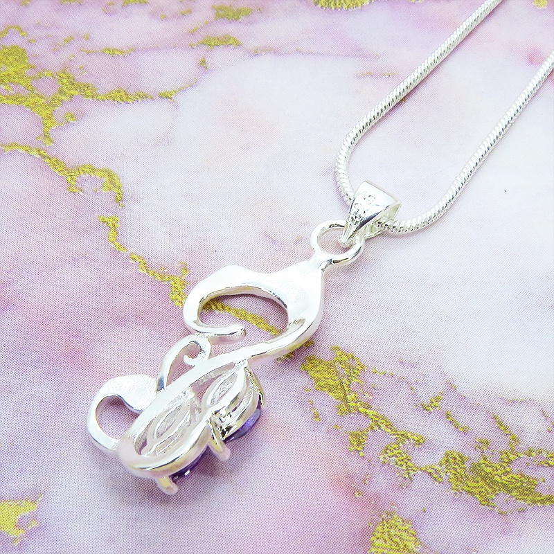 しなやかでなめらかな優しい曲線の猫モチーフのペンダントネックレス アメジスト