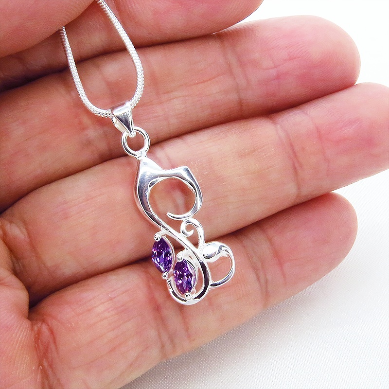 しなやかでなめらかな優しい曲線の猫モチーフのペンダントネックレス アメジスト
