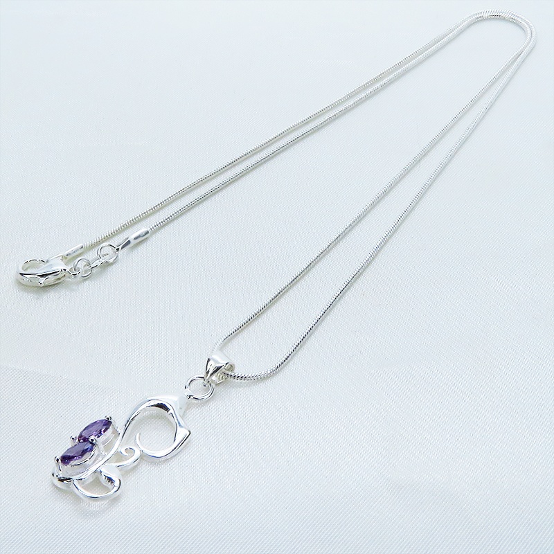 しなやかでなめらかな優しい曲線の猫モチーフのペンダントネックレス アメジスト