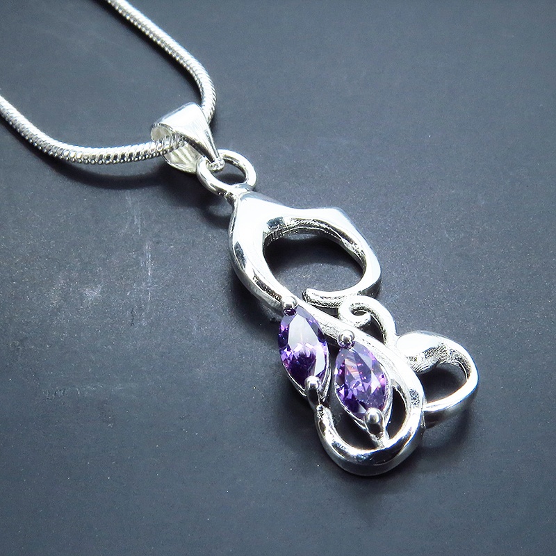 しなやかでなめらかな優しい曲線の猫モチーフのペンダントネックレス アメジスト