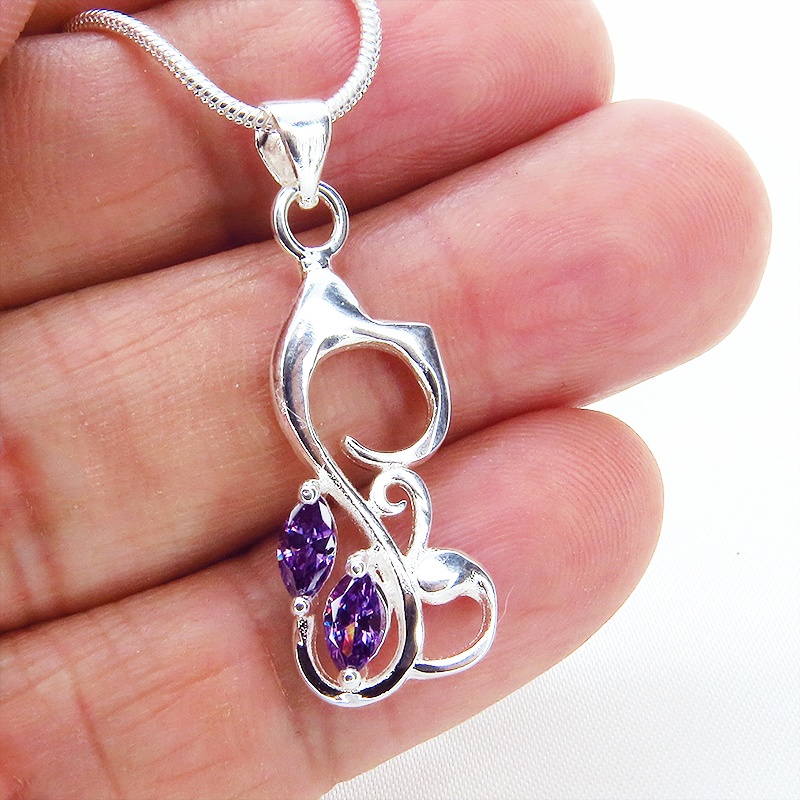 しなやかでなめらかな優しい曲線の猫モチーフのペンダントネックレス アメジスト