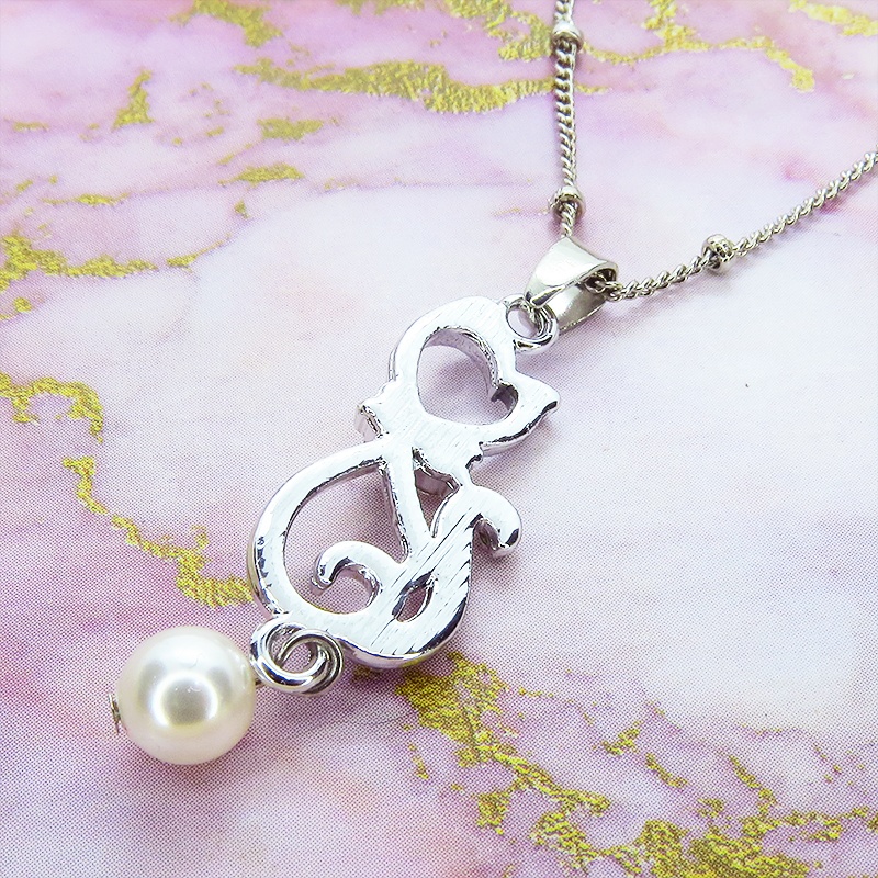 優しい曲線を描く猫シルエットモチーフのペンダントネックレス シルバーカラー ラインストーン デコ玉付チェーン