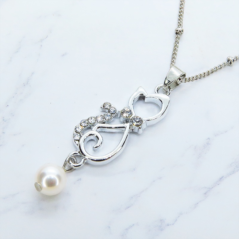 優しい曲線を描く猫シルエットモチーフのペンダントネックレス シルバーカラー ラインストーン デコ玉付チェーン