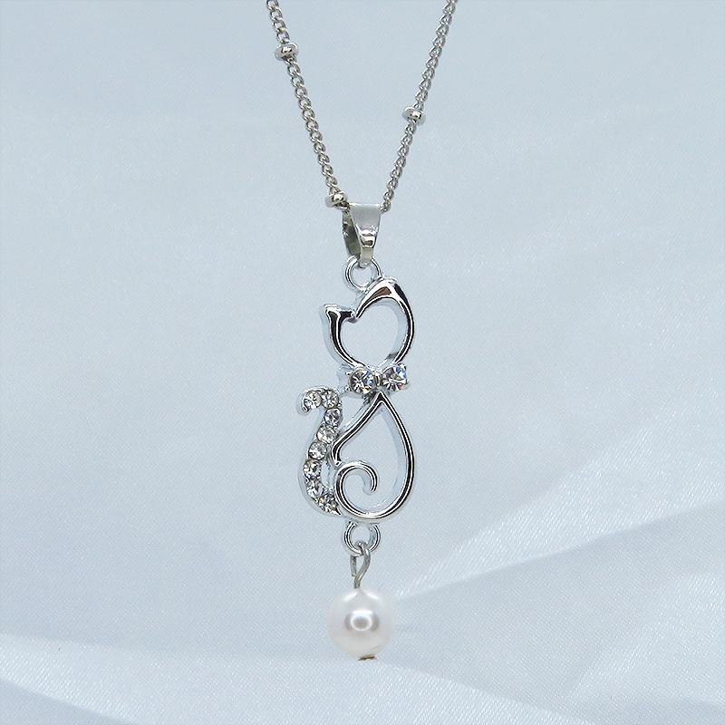 優しい曲線を描く猫シルエットモチーフのペンダントネックレス シルバーカラー ラインストーン デコ玉付チェーン