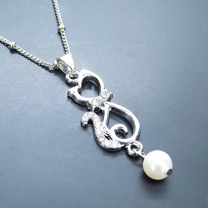 優しい曲線を描く猫シルエットモチーフのペンダントネックレス シルバーカラー ラインストーン デコ玉付チェーン