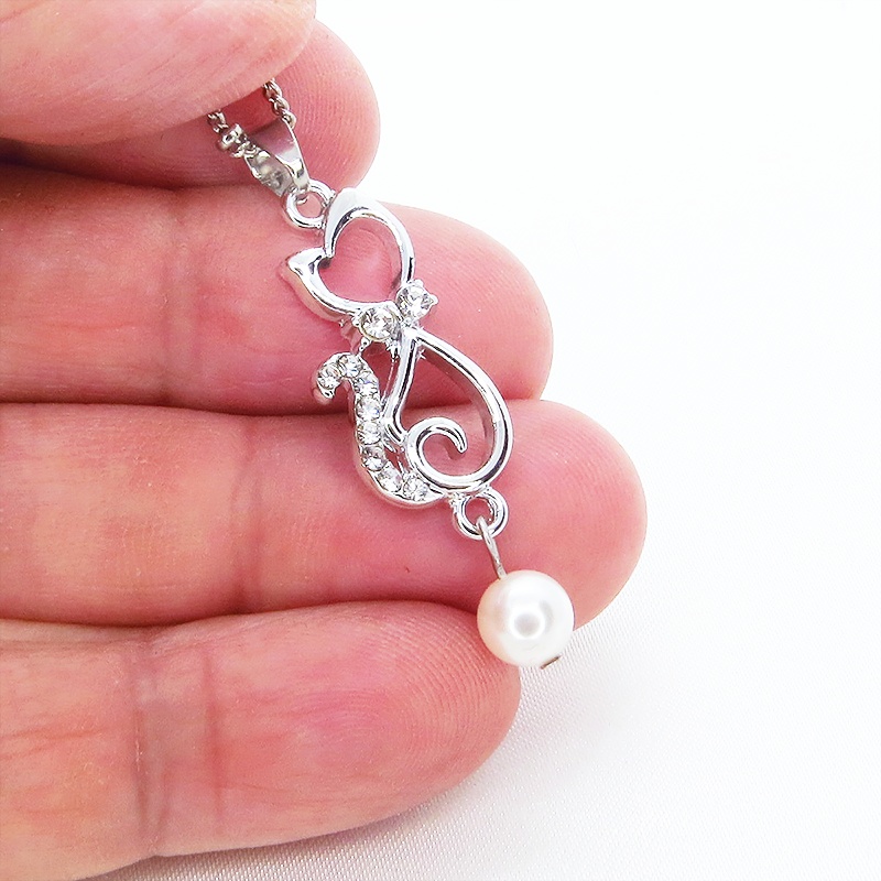 優しい曲線を描く猫シルエットモチーフのペンダントネックレス シルバーカラー ラインストーン デコ玉付チェーン