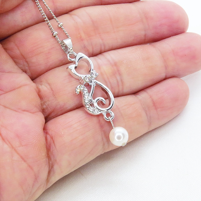 優しい曲線を描く猫シルエットモチーフのペンダントネックレス シルバーカラー ラインストーン デコ玉付チェーン