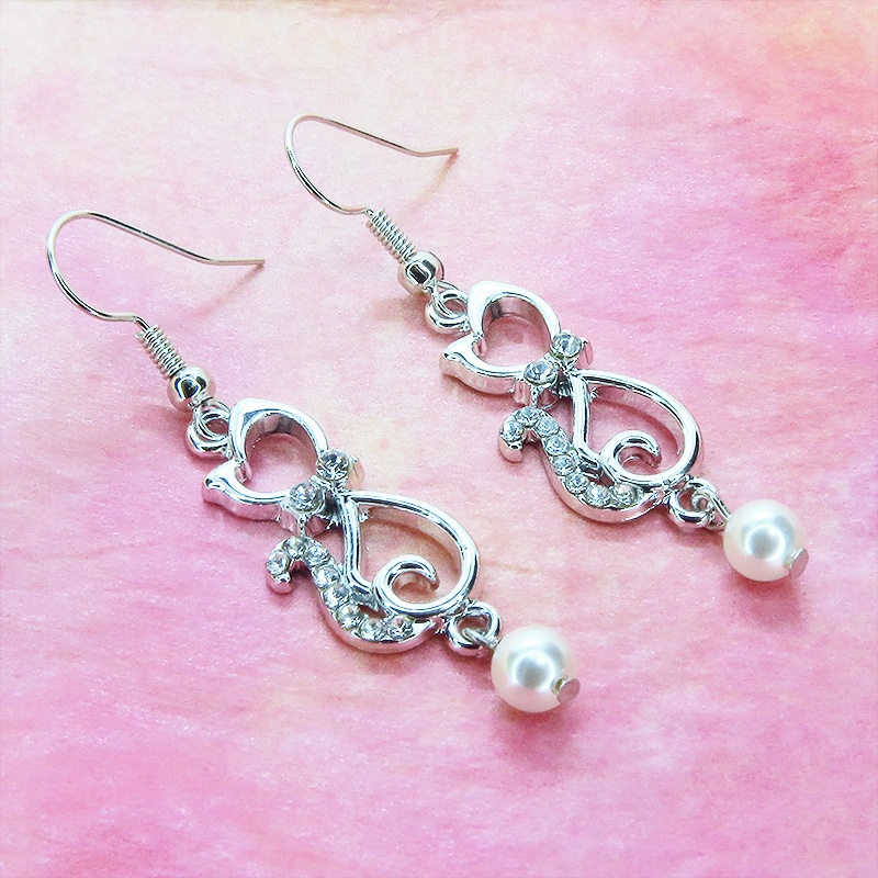 優しい曲線をえがく猫シルエットモチーフのピアス スワロフスキーパール ラインストーン シルバーカラー