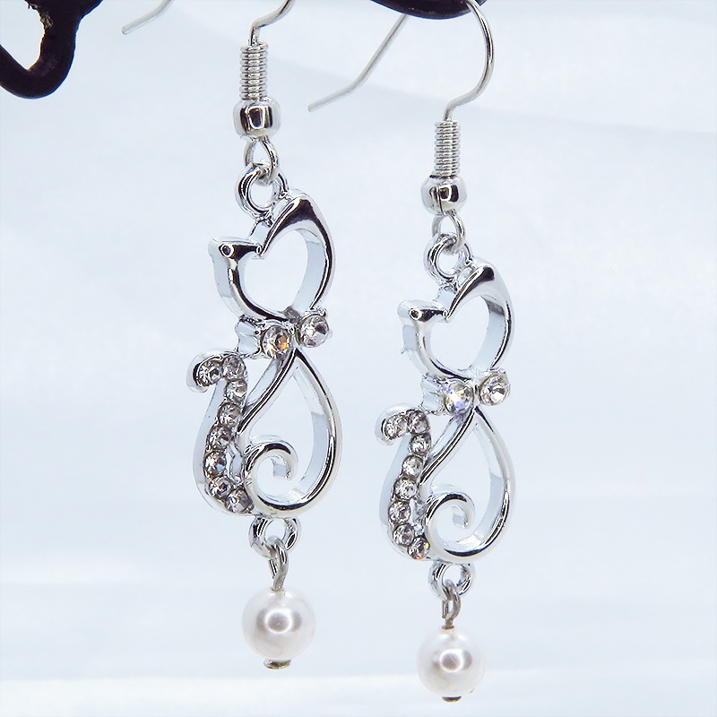 優しい曲線をえがく猫シルエットモチーフのピアス スワロフスキーパール ラインストーン シルバーカラー