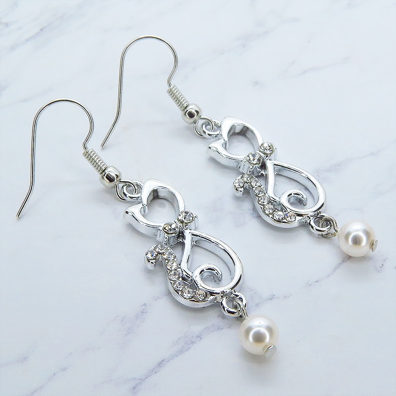 優しい曲線をえがく猫シルエットモチーフのピアス スワロフスキーパール ラインストーン シルバーカラー