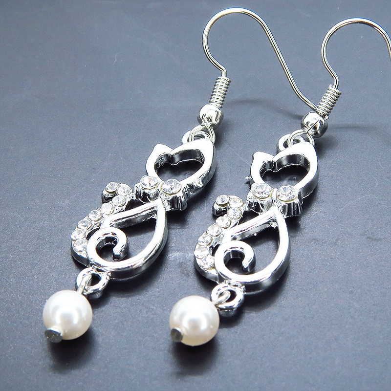 優しい曲線をえがく猫シルエットモチーフのピアス スワロフスキーパール ラインストーン シルバーカラー