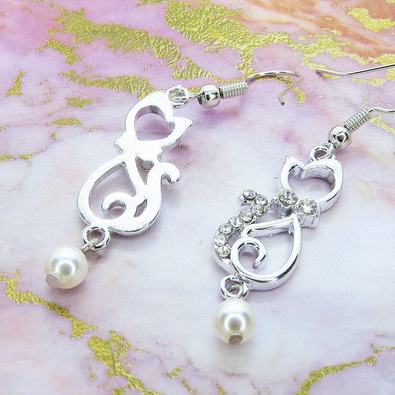 優しい曲線をえがく猫シルエットモチーフのピアス スワロフスキーパール ラインストーン シルバーカラー