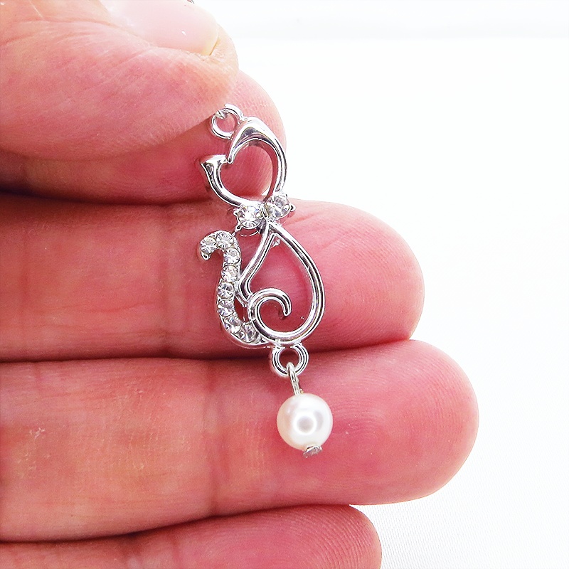 優しい曲線をえがく猫シルエットモチーフのピアス スワロフスキーパール ラインストーン シルバーカラー