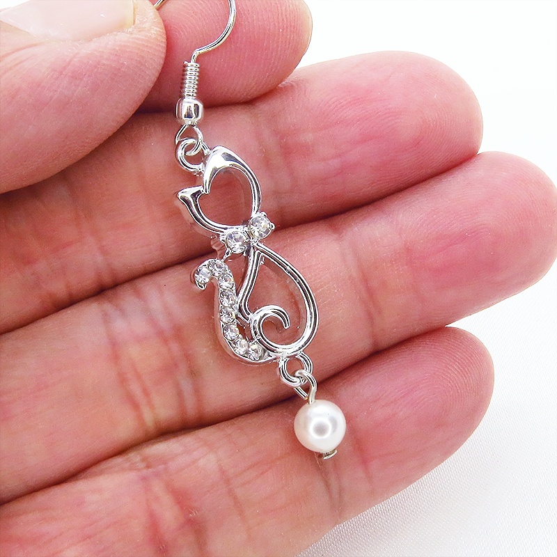 優しい曲線をえがく猫シルエットモチーフのピアス スワロフスキーパール ラインストーン シルバーカラー
