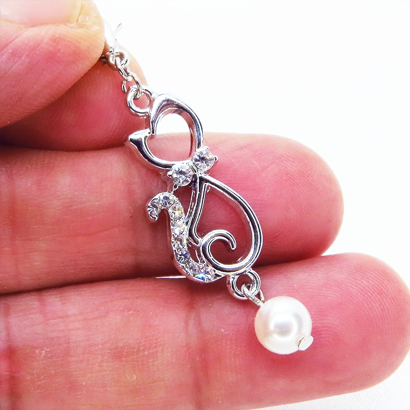 マスクチャーム 優しい曲線をえがく猫シルエットモチーフのチャーム シルバーカラー スワロフスキーパール ラインストーン