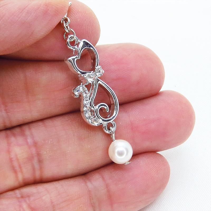 マスクチャーム 優しい曲線をえがく猫シルエットモチーフのチャーム シルバーカラー スワロフスキーパール ラインストーン