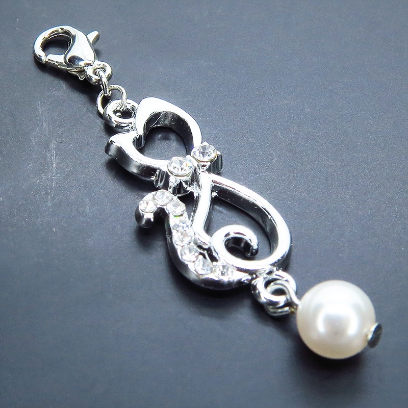 マスクチャーム 優しい曲線をえがく猫シルエットモチーフのチャーム シルバーカラー スワロフスキーパール ラインストーン