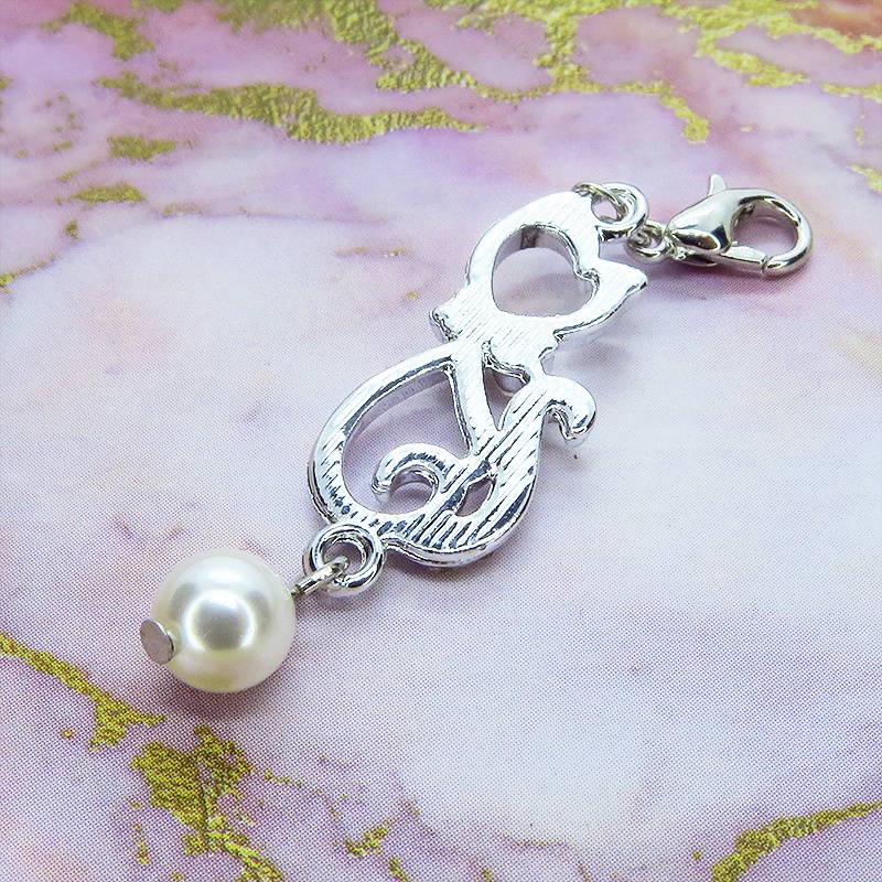 マスクチャーム 優しい曲線をえがく猫シルエットモチーフのチャーム シルバーカラー スワロフスキーパール ラインストーン