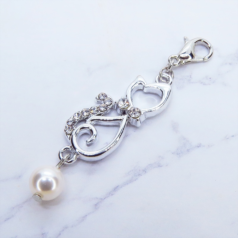 マスクチャーム 優しい曲線をえがく猫シルエットモチーフのチャーム シルバーカラー スワロフスキーパール ラインストーン