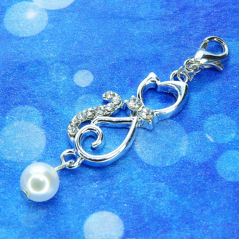 マスクチャーム 優しい曲線をえがく猫シルエットモチーフのチャーム シルバーカラー スワロフスキーパール ラインストーン