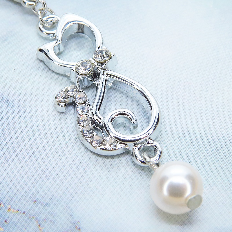 マスクチャーム 優しい曲線をえがく猫シルエットモチーフのチャーム シルバーカラー スワロフスキーパール ラインストーン