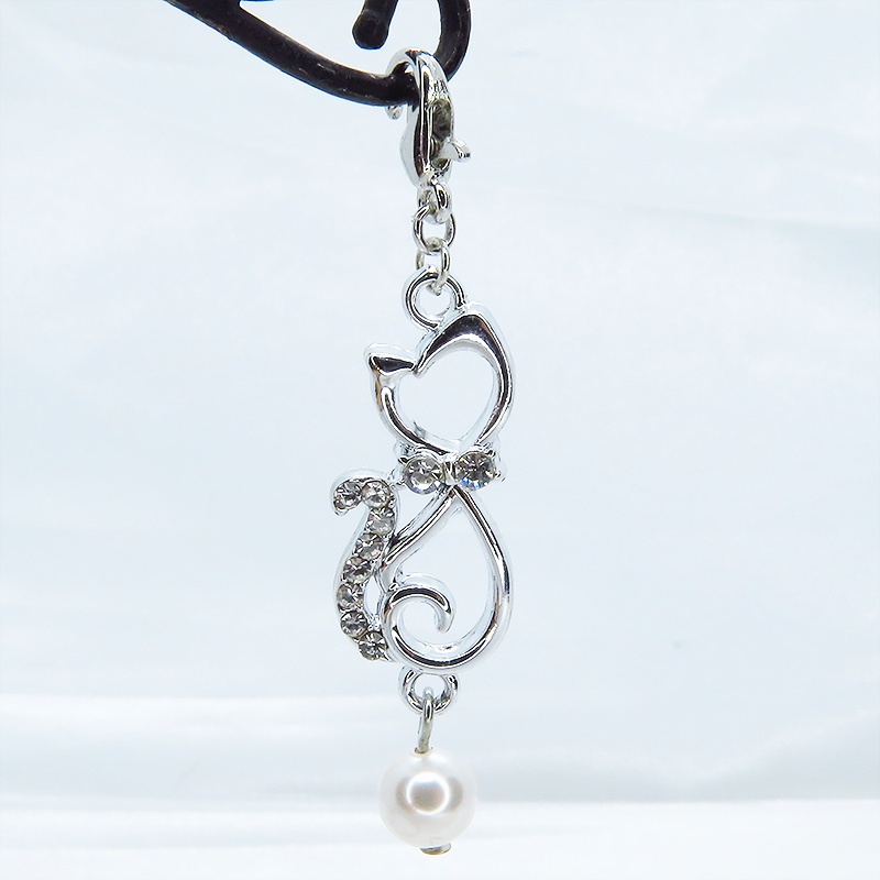 マスクチャーム 優しい曲線をえがく猫シルエットモチーフのチャーム シルバーカラー スワロフスキーパール ラインストーン