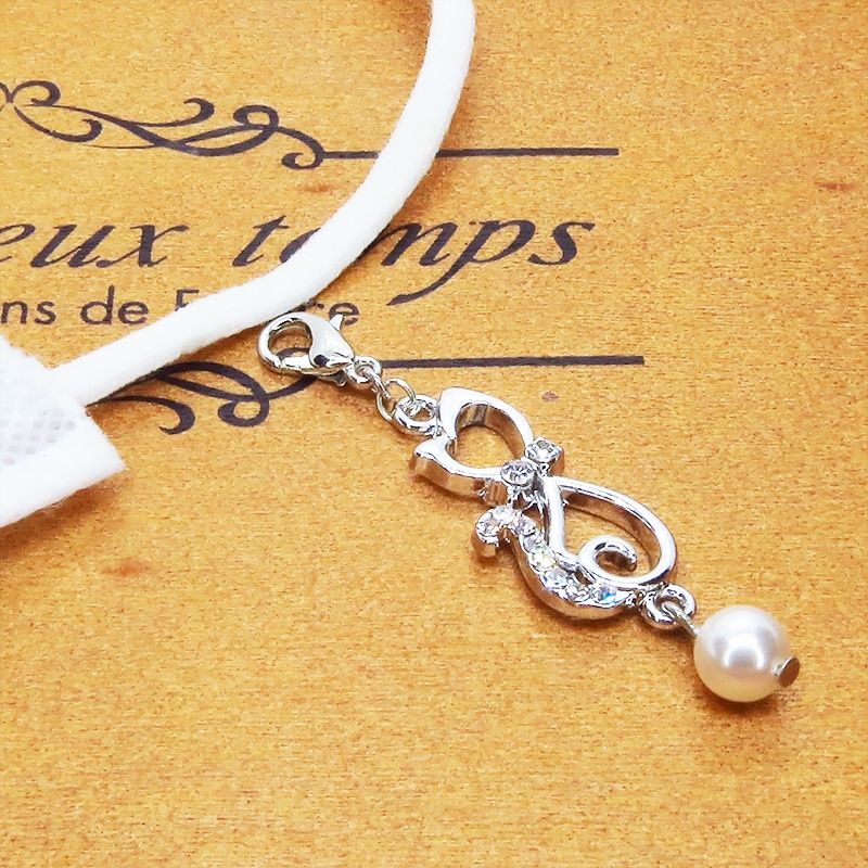 マスクチャーム 優しい曲線をえがく猫シルエットモチーフのチャーム シルバーカラー スワロフスキーパール ラインストーン