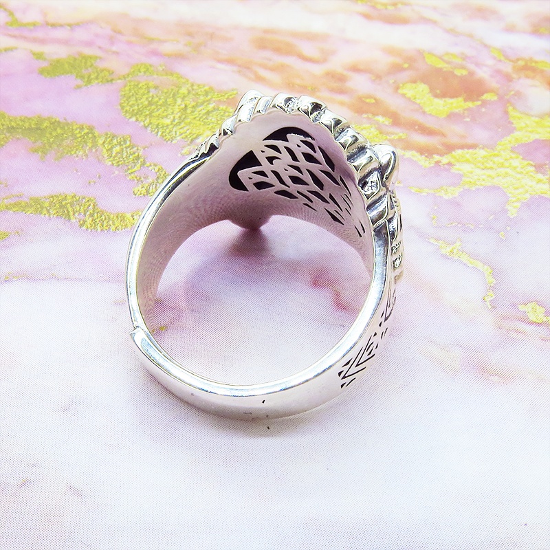 【再販×4】シルバー925 インディアンの羽飾りをつけた猫フェイスモチーフのリング フリーサイズ 調整可能 ブルージルコン レッドジルコン