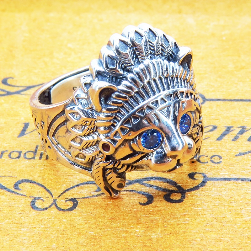 【再販×4】シルバー925 インディアンの羽飾りをつけた猫フェイスモチーフのリング フリーサイズ 調整可能 ブルージルコン レッドジルコン