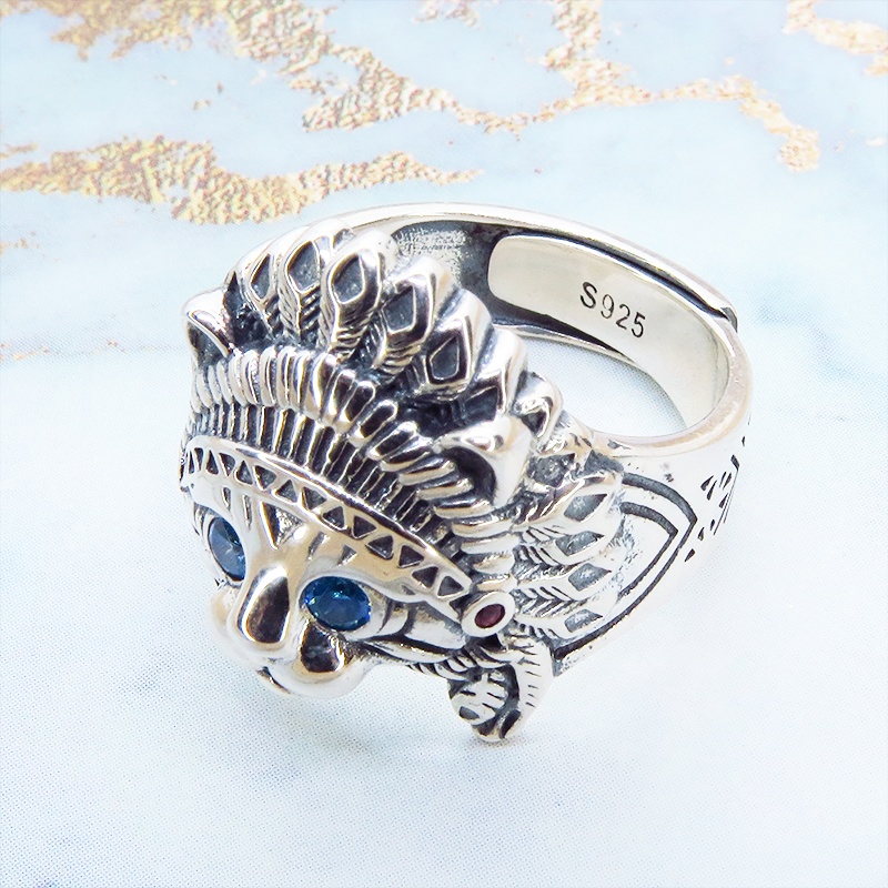 【再販×4】シルバー925 インディアンの羽飾りをつけた猫フェイスモチーフのリング フリーサイズ 調整可能 ブルージルコン レッドジルコン