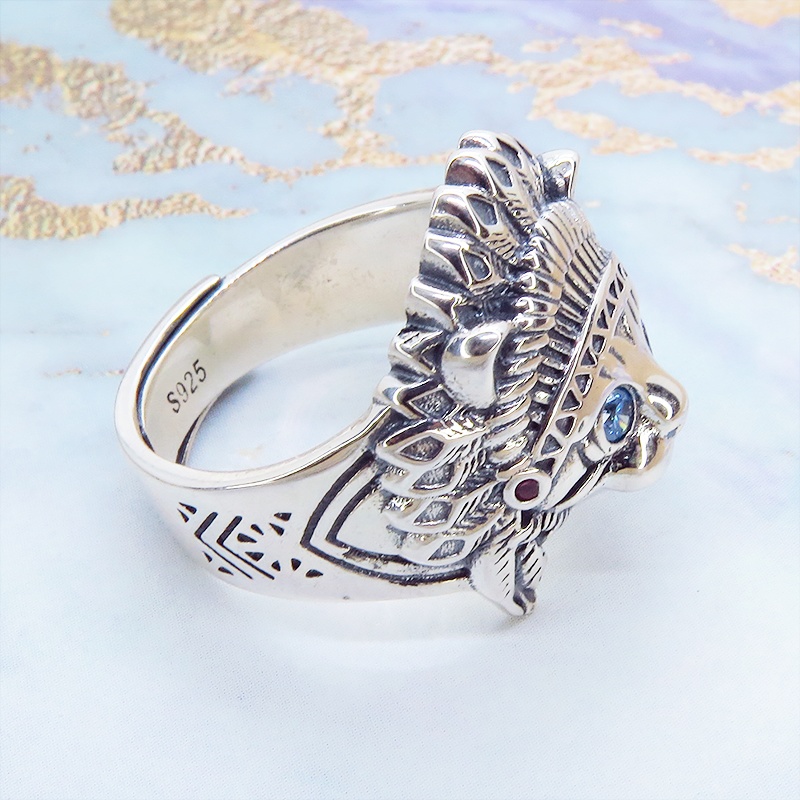 【再販×4】シルバー925 インディアンの羽飾りをつけた猫フェイスモチーフのリング フリーサイズ 調整可能 ブルージルコン レッドジルコン