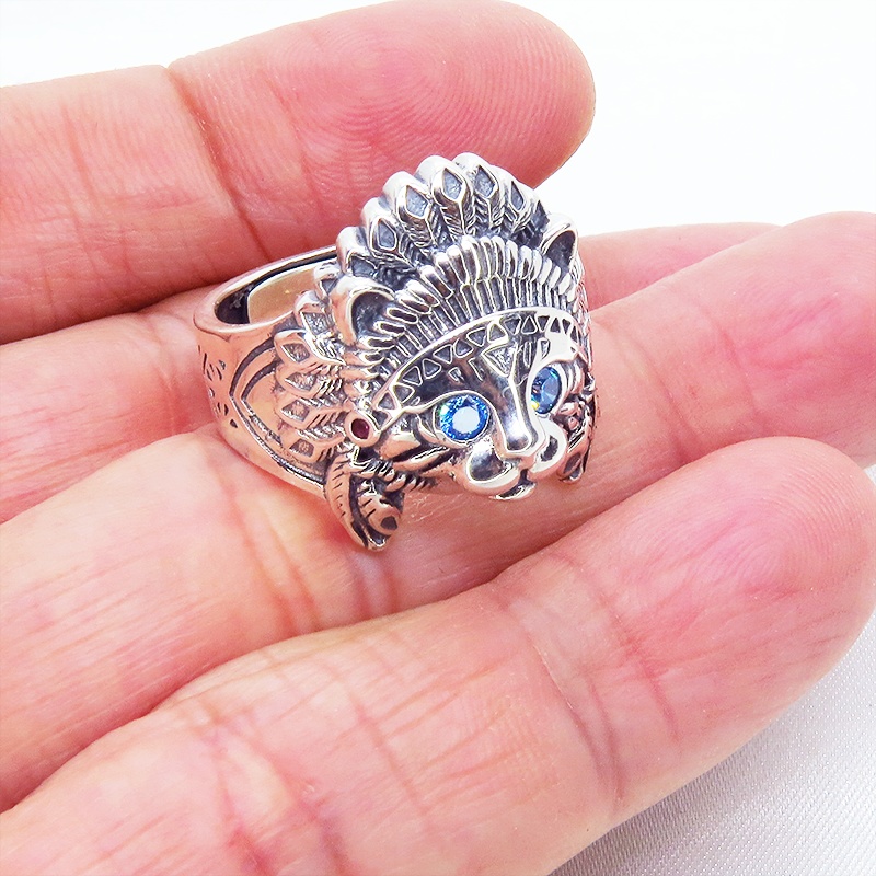【再販×4】シルバー925 インディアンの羽飾りをつけた猫フェイスモチーフのリング フリーサイズ 調整可能 ブルージルコン レッドジルコン
