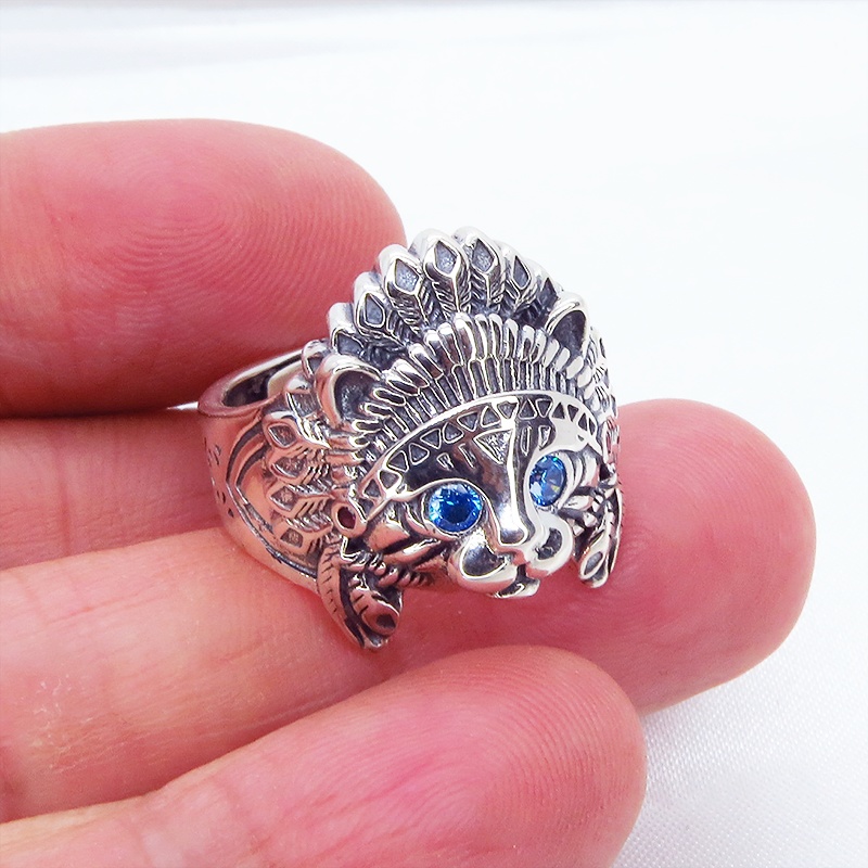 【再販×4】シルバー925 インディアンの羽飾りをつけた猫フェイスモチーフのリング フリーサイズ 調整可能 ブルージルコン レッドジルコン