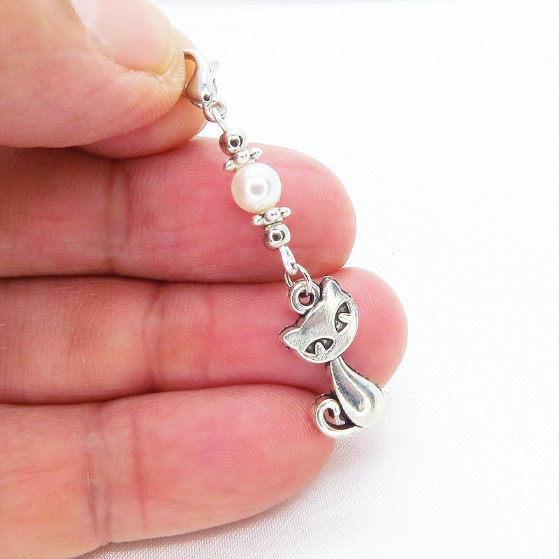 マスクチャーム シルバーカラーの猫モチーフとスワロフスキーパールを組み合わせた可愛いチャーム キーホルダー