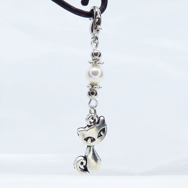 マスクチャーム シルバーカラーの猫モチーフとスワロフスキーパールを組み合わせた可愛いチャーム キーホルダー