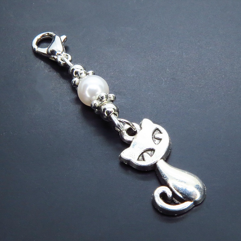 マスクチャーム シルバーカラーの猫モチーフとスワロフスキーパールを組み合わせた可愛いチャーム キーホルダー