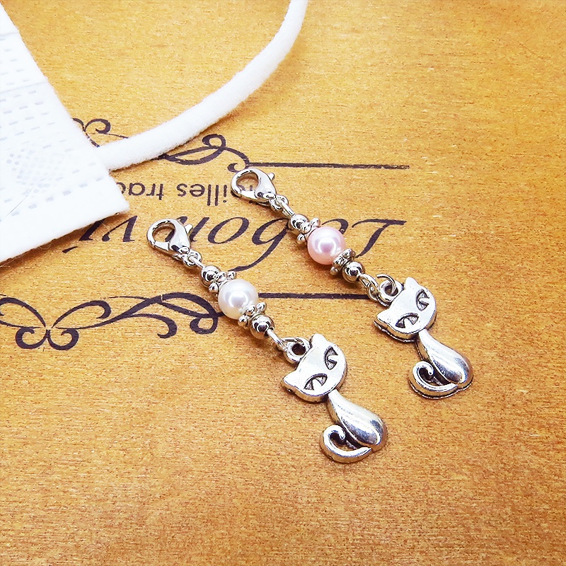 マスクチャーム シルバーカラーの猫モチーフとスワロフスキーパールを組み合わせた可愛いチャーム キーホルダー