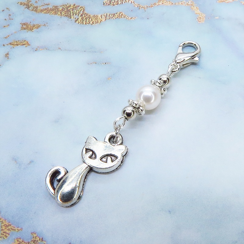 マスクチャーム シルバーカラーの猫モチーフとスワロフスキーパールを組み合わせた可愛いチャーム キーホルダー