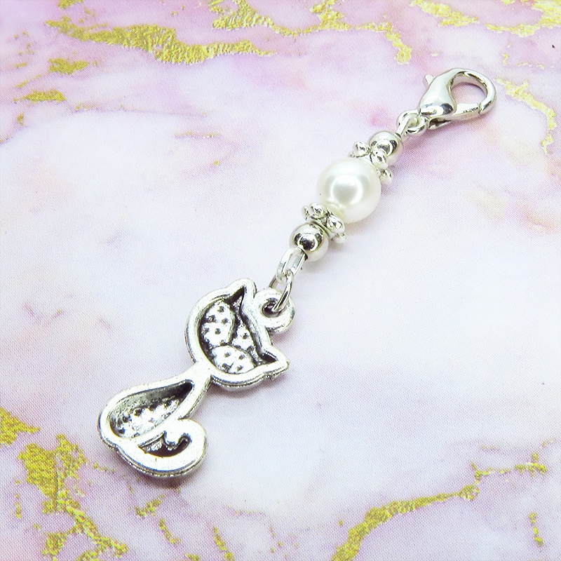 マスクチャーム シルバーカラーの猫モチーフとスワロフスキーパールを組み合わせた可愛いチャーム キーホルダー