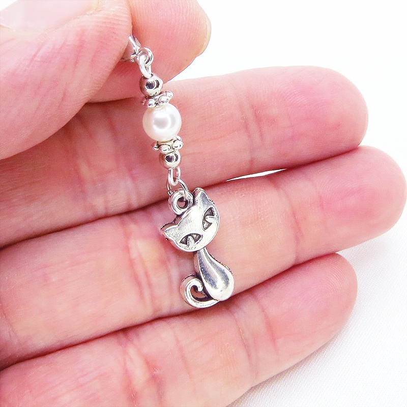 マスクチャーム シルバーカラーの猫モチーフとスワロフスキーパールを組み合わせた可愛いチャーム キーホルダー