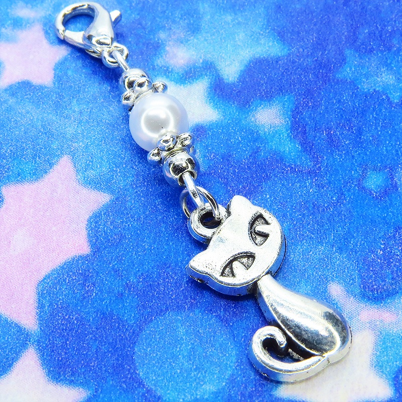 マスクチャーム シルバーカラーの猫モチーフとスワロフスキーパールを組み合わせた可愛いチャーム キーホルダー