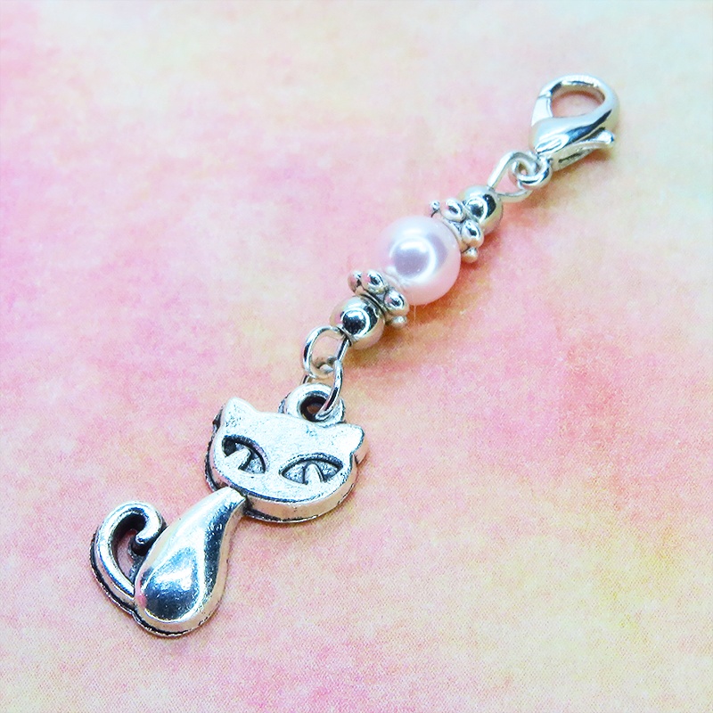 マスクチャーム シルバーカラーの猫モチーフとスワロフスキーパール(ロザリン)を組み合わせた可愛いチャーム