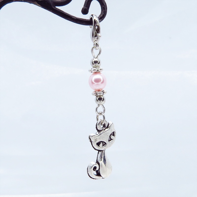 マスクチャーム シルバーカラーの猫モチーフとスワロフスキーパール(ロザリン)を組み合わせた可愛いチャーム